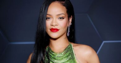 Rihanna net worth 2023 .