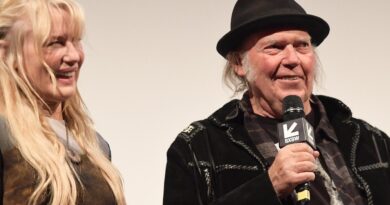 Neil Young's net worth 2023 .